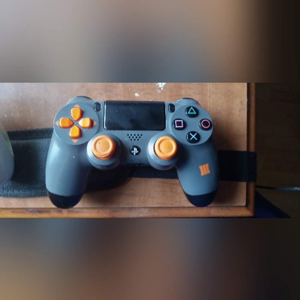 Ps4 controllers - Picture 4 of 4